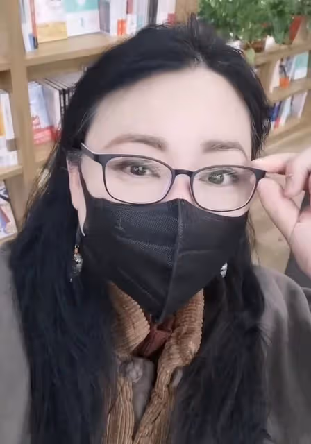 李菁菁離婚後獨自帶女兒過年，打扮樸素外出無人識，兩鬢已有白髮