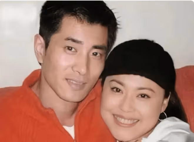 李菁菁離婚後獨自帶女兒過年，打扮樸素外出無人識，兩鬢已有白髮