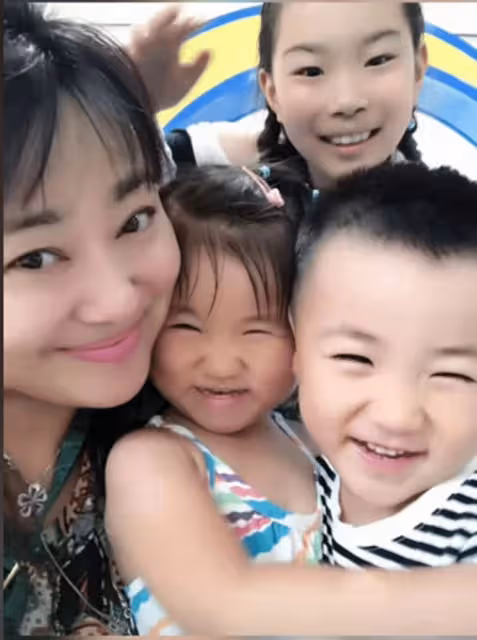 李菁菁離婚後獨自帶女兒過年,打扮樸素外出無人識,兩鬢已有白髮