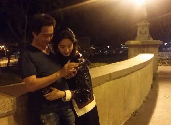 楊采珏陳金飛離婚實錘?男方深夜與一群美女摸臉擁抱,有人喊乾爹