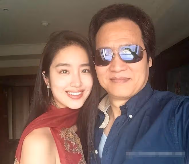 楊采珏陳金飛離婚實錘?男方深夜與一群美女摸臉擁抱,有人喊乾爹