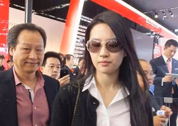 楊采珏陳金飛離婚實錘?男方深夜與一群美女摸臉擁抱,有人喊乾爹