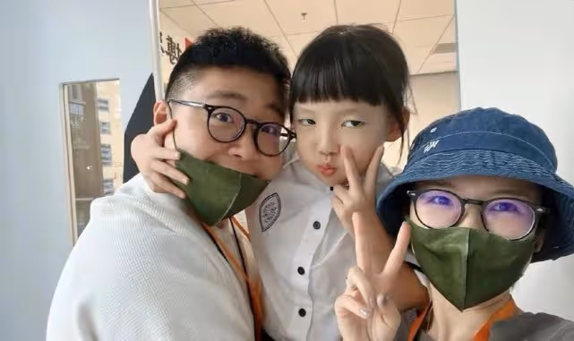郝劭文回台開5桌席大婚!新娘打扮樸素滿臉幸福,7歲繼女露面