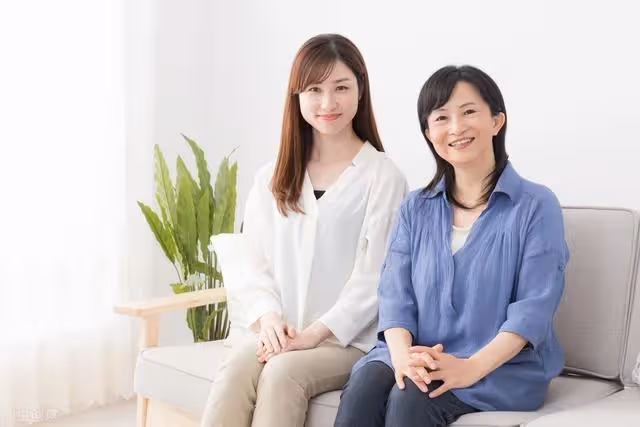 「咱媽摔壞了,你請假伺候她。」老婆怒懟:你付我工資我就伺候
