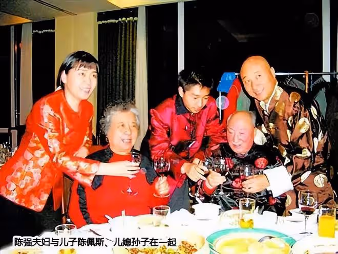 陳佩斯失去母親後首更視頻，藏起悲痛，攜兒子陳大愚送新春祝福