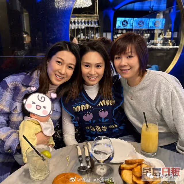鍾嘉欣產後3個月成功修身!抱細女合照曬母愛露溫柔笑容