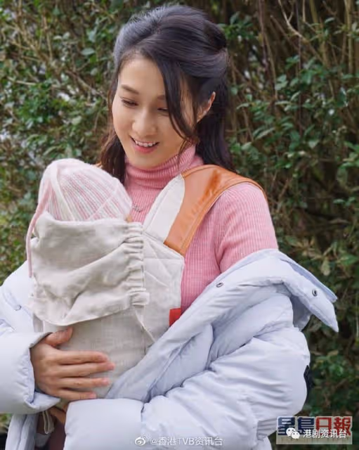 鍾嘉欣產後3個月成功修身!抱細女合照曬母愛露溫柔笑容
