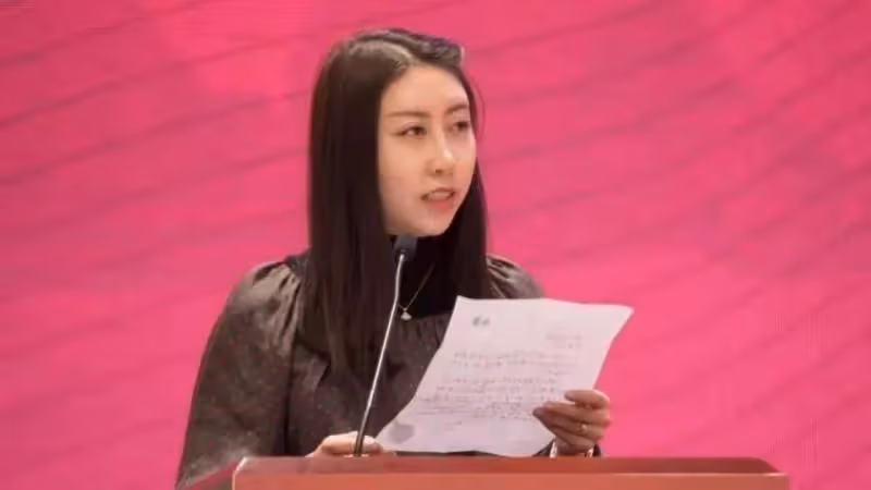 賈淺淺詩歌進初中試卷引爭議：她寫的詩有美感有啟迪性嗎？