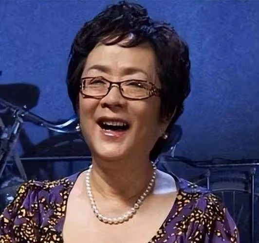 謝莉斯病逝沒幾天，老搭檔王潔實就直播唱歌，參加活動時開懷大笑