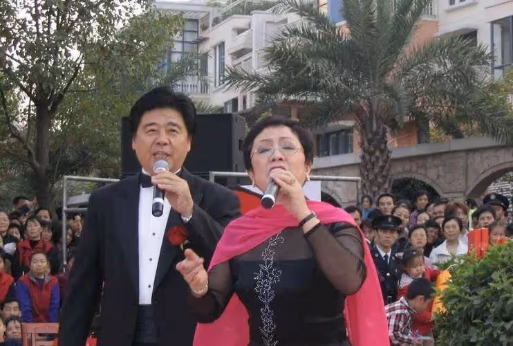 謝莉斯病逝沒幾天，老搭檔王潔實就直播唱歌，參加活動時開懷大笑