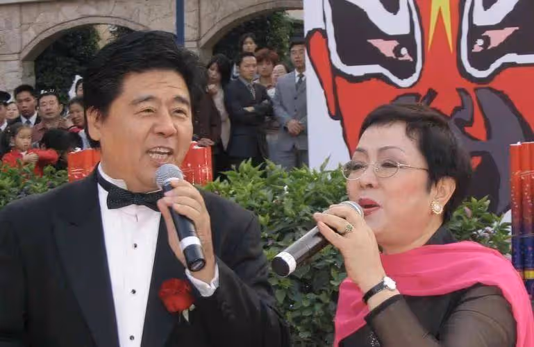 謝莉斯病逝沒幾天，老搭檔王潔實就直播唱歌，參加活動時開懷大笑