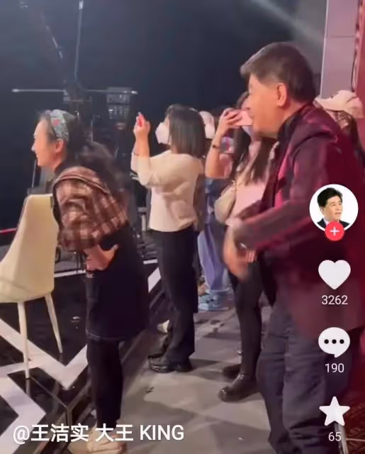 謝莉斯病逝沒幾天，老搭檔王潔實就直播唱歌，參加活動時開懷大笑