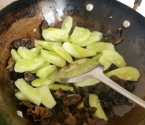 黃瓜炒木耳，大廚教你這樣做，好吃又下飯，做法簡單一看就會！