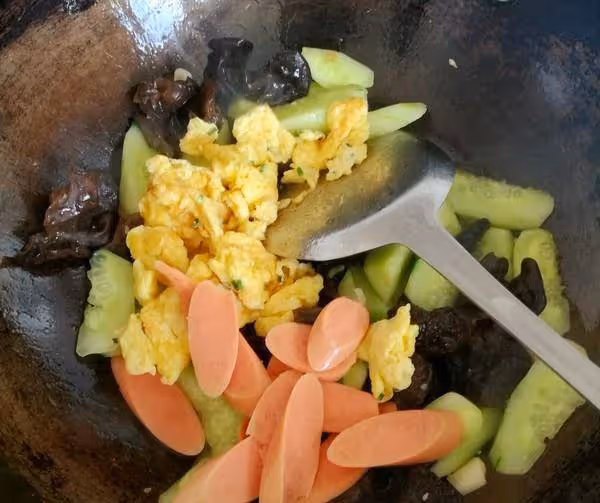 黃瓜炒木耳，大廚教你這樣做，好吃又下飯，做法簡單一看就會！