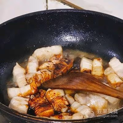 鮑魚燜肉的做法