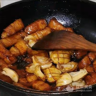 鮑魚燜肉的做法