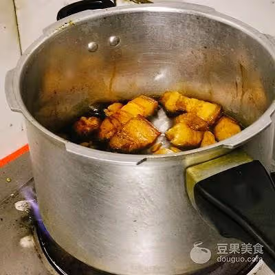 鮑魚燜肉的做法