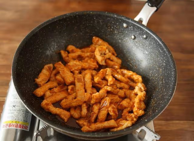 飯店的糖醋裡脊原來這麼簡單，在家中也能做出來，味道正宗！