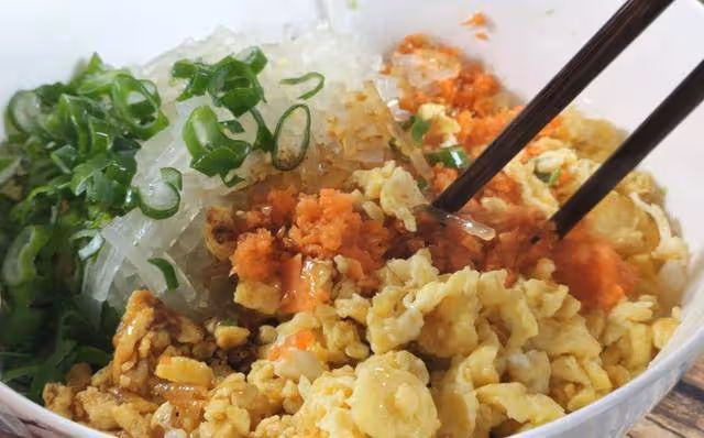 麵粉別只蒸饅頭了，加一把芹菜，不發麵，層層裹著餡料，超好吃