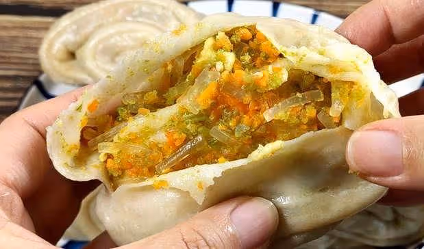 麵粉別只蒸饅頭了，加一把芹菜，不發麵，層層裹著餡料，超好吃