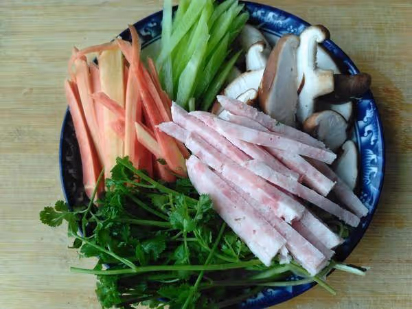 閨蜜晚餐就吃「它」，一個月沒見，腰圍瘦到2尺，穿啥都美！