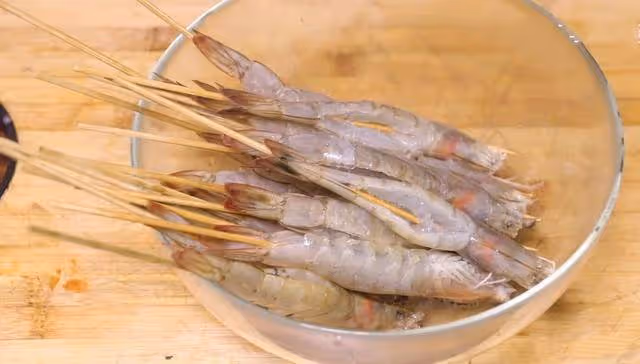 金針菇蒜蓉蝦的簡單做法，蒜香濃郁香辣撲鼻，全家人都愛吃
