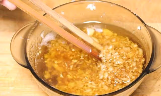 金針菇蒜蓉蝦的簡單做法，蒜香濃郁香辣撲鼻，全家人都愛吃