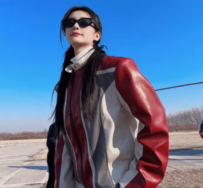 李一桐曬照開直升機,穿皮衣又酷又颯,坐飛機上不敢動嚇出女高音