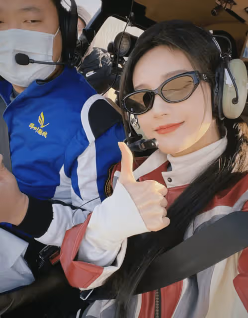 李一桐曬照開直升機,穿皮衣又酷又颯,坐飛機上不敢動嚇出女高音