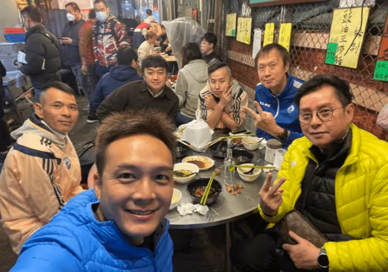 何家勁與譚詠麟等人踢球,眾人私下聚餐,退圈後開工廠身價過億