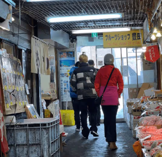 關曉彤鹿晗現身日本被偶遇,兩人度蜜月感情依舊,低調同行太甜蜜