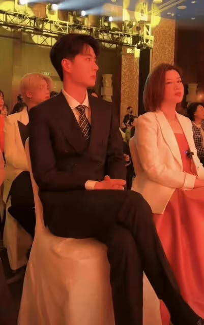 王一博參加樂華上市儀式,穿西裝打領帶太帥氣,25歲成樂華股東