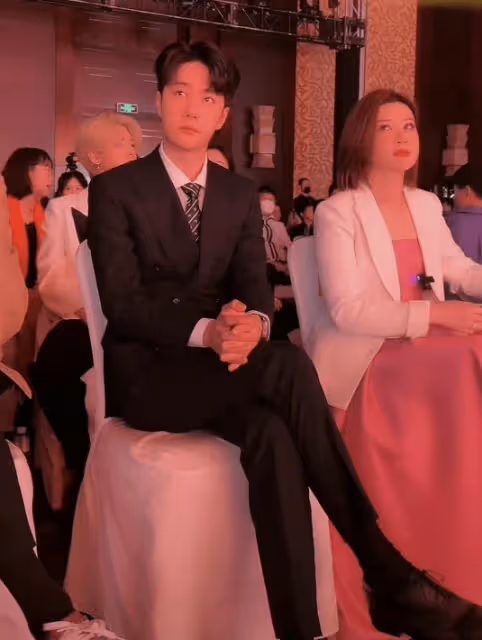 王一博參加樂華上市儀式,穿西裝打領帶太帥氣,25歲成樂華股東