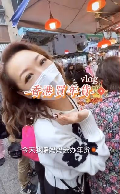 53歲TVB女星路邊買年貨,攙扶年邁母親太溫馨,打扮低調毫無架子