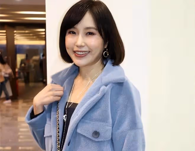 44歲女星當街被噴不明液體！臉部眼睛遭化學性傷害，現場畫面曝光