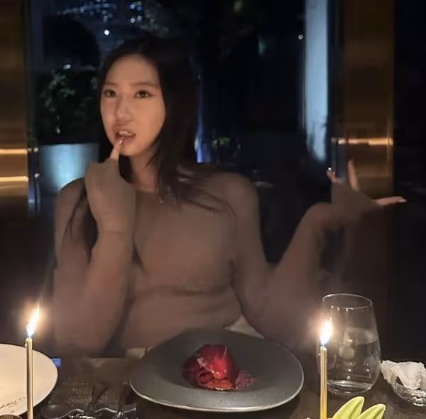 甄子丹女兒在美國慶祝19歲生日，曬自拍身材豐腴，父母遙送祝福