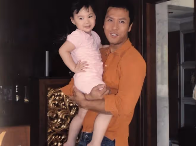甄子丹女兒在美國慶祝19歲生日，曬自拍身材豐腴，父母遙送祝福
