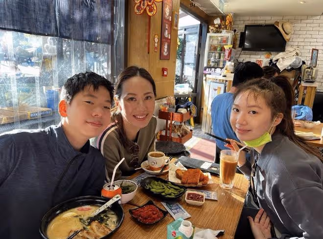 甄子丹女兒在美國慶祝19歲生日，曬自拍身材豐腴，父母遙送祝福