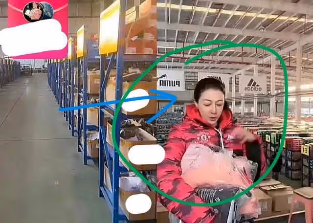 成龍舊情人吳綺莉在工廠直播帶貨，小龍女現狀慘澹，領救助金生活