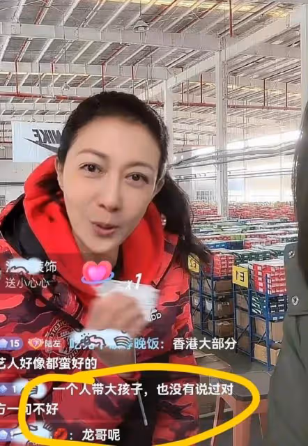 成龍舊情人吳綺莉在工廠直播帶貨，小龍女現狀慘澹，領救助金生活