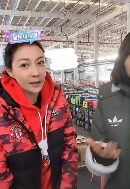 成龍舊情人吳綺莉在工廠直播帶貨，小龍女現狀慘澹，領救助金生活