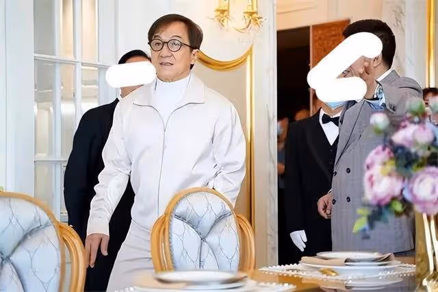 成龍舊情人吳綺莉在工廠直播帶貨，小龍女現狀慘澹，領救助金生活