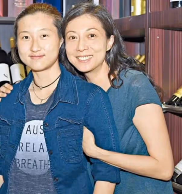 成龍舊情人吳綺莉在工廠直播帶貨，小龍女現狀慘澹，領救助金生活