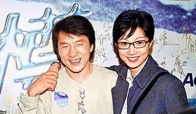 成龍舊情人吳綺莉在工廠直播帶貨，小龍女現狀慘澹，領救助金生活