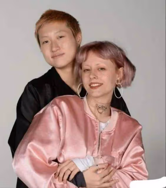 成龍舊情人吳綺莉在工廠直播帶貨，小龍女現狀慘澹，領救助金生活