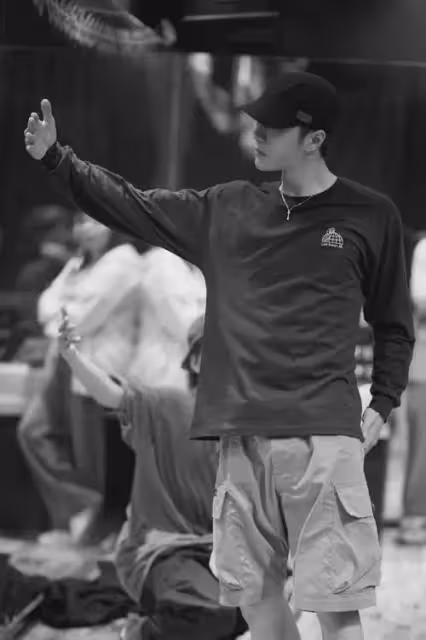 王一博被虧待？25歲成上市公司股東，他在河南春晚的舞蹈霸屏熱搜