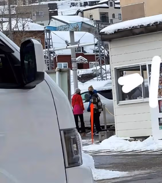 關曉彤鹿晗現身日本逛街，甜蜜恩愛相伴而行，還有人猜他們已領證