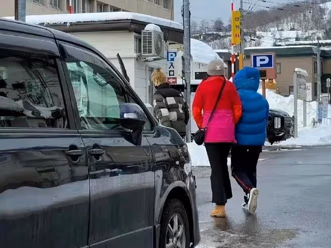 關曉彤鹿晗現身日本逛街，甜蜜恩愛相伴而行，還有人猜他們已領證