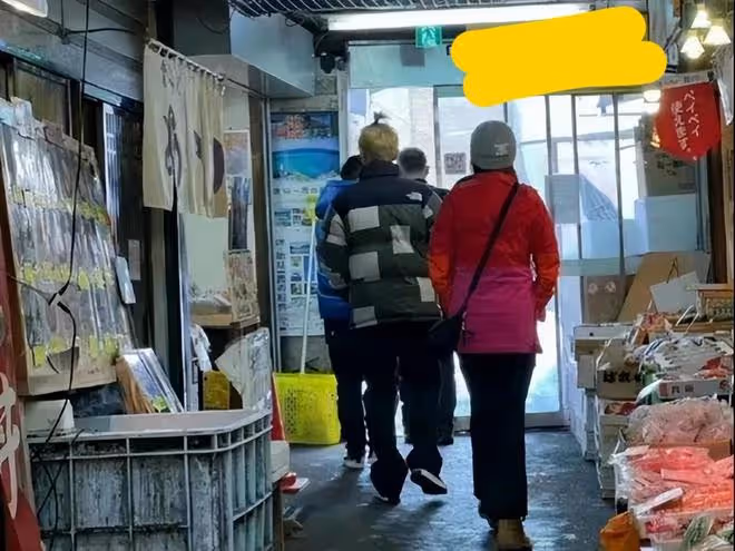 關曉彤鹿晗現身日本逛街，甜蜜恩愛相伴而行，還有人猜他們已領證
