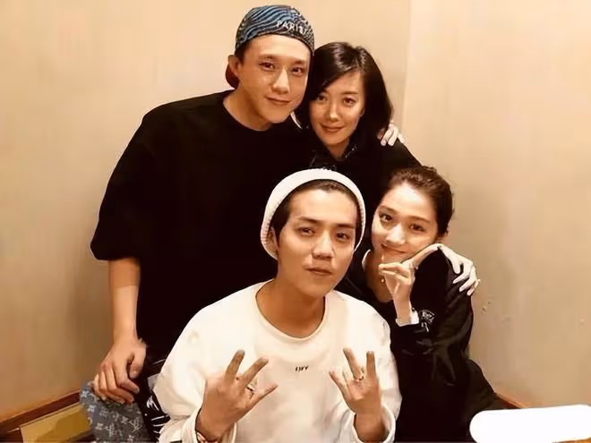 關曉彤鹿晗現身日本逛街，甜蜜恩愛相伴而行，還有人猜他們已領證